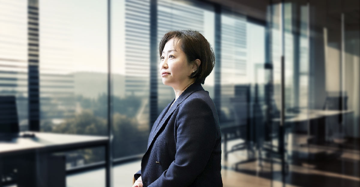 Profile photo of Young-ran Kim with blurred office background.
