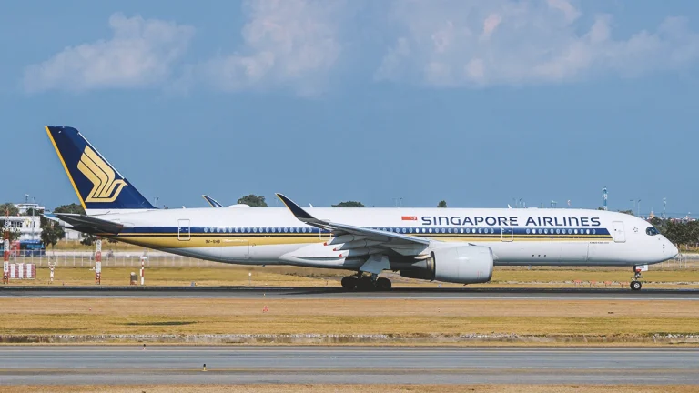 singapore-airlines-offers-compensation-to-passengers-injured-in-severe-turbulence-reports