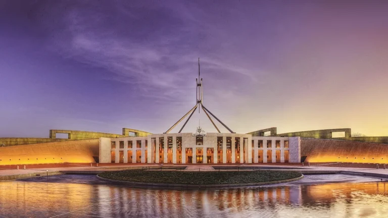 australias-opposition-leader-threatens-break-up-of-insurers