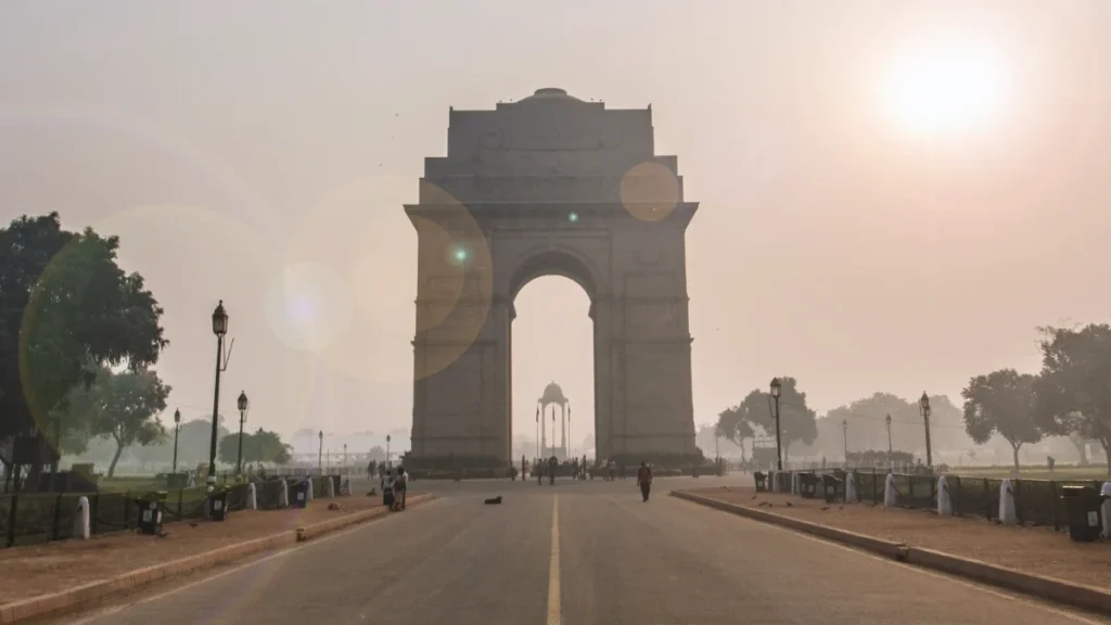 lic-yes-bank-enter-bancassurance-partnership