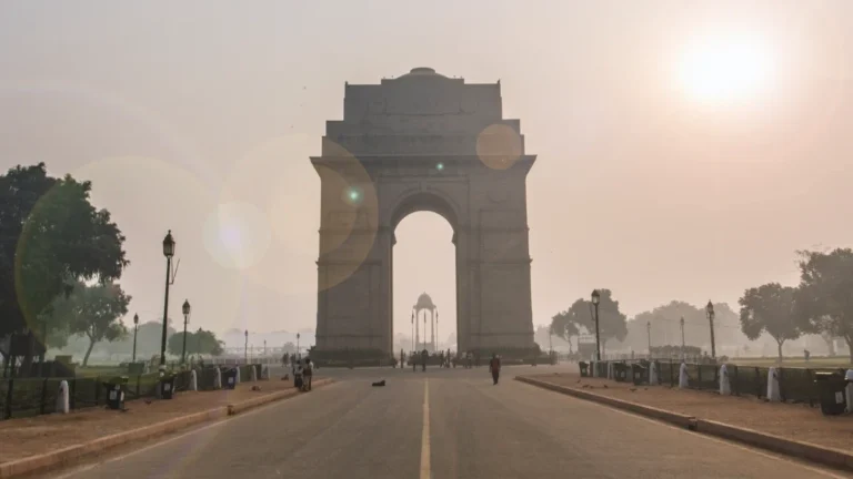 lic-yes-bank-enter-bancassurance-partnership