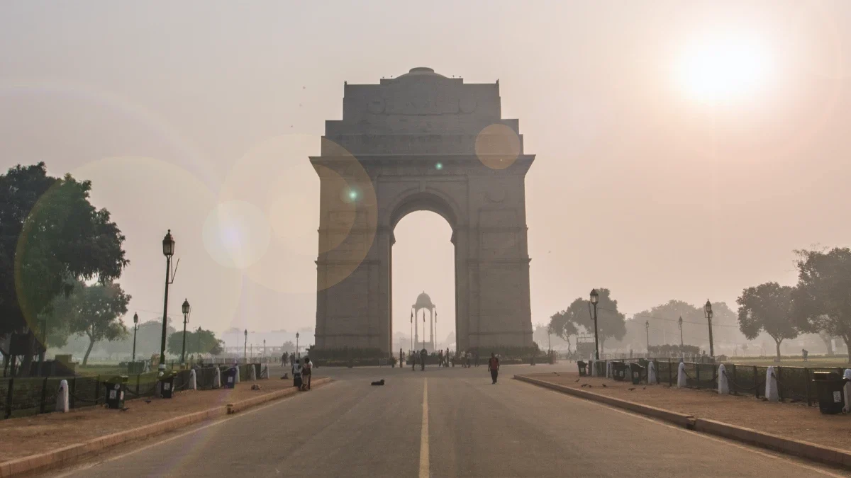 Lic yes bank enter bancassurance partnership  rein asia