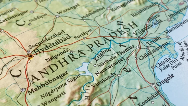 Map of Andhra Pradesh, India, showing Hyderabad, Visakhapatnam and surrounding cities along the coast.