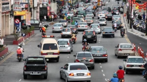 Malaysia’s reported motor insurance fraud cases more than doubled in 2025 Busy Malaysian city street filled with cars, taxis and motorcycles.