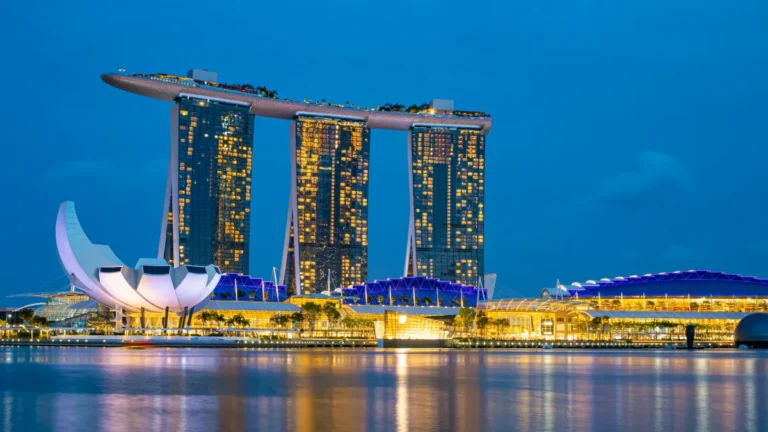 Marina Bay Sands and the ArtScience Museum illuminated beside Singapore’s waterfront at dusk.